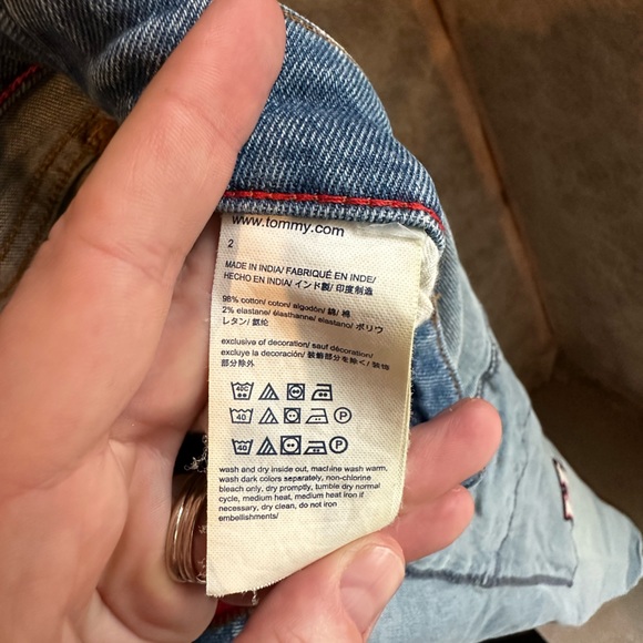 Tommy Hilfiger Patch Boyfriend Cropped Distressed Jeans Sz 2 Stars & H Patches - Picture 11 of 16